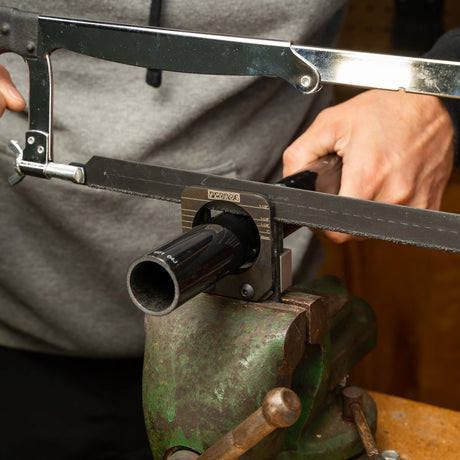 Pedro's Pro Saw Guide being used to cut a carbon steerer tube with a
carbon hacksaw blade in an old green vice